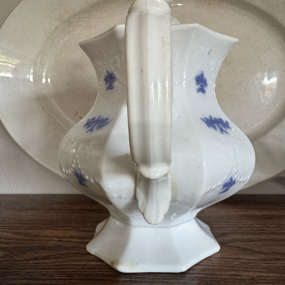 Elegant White and Blue Floral Teapot with lid & two teacups - Picture 4 of 16